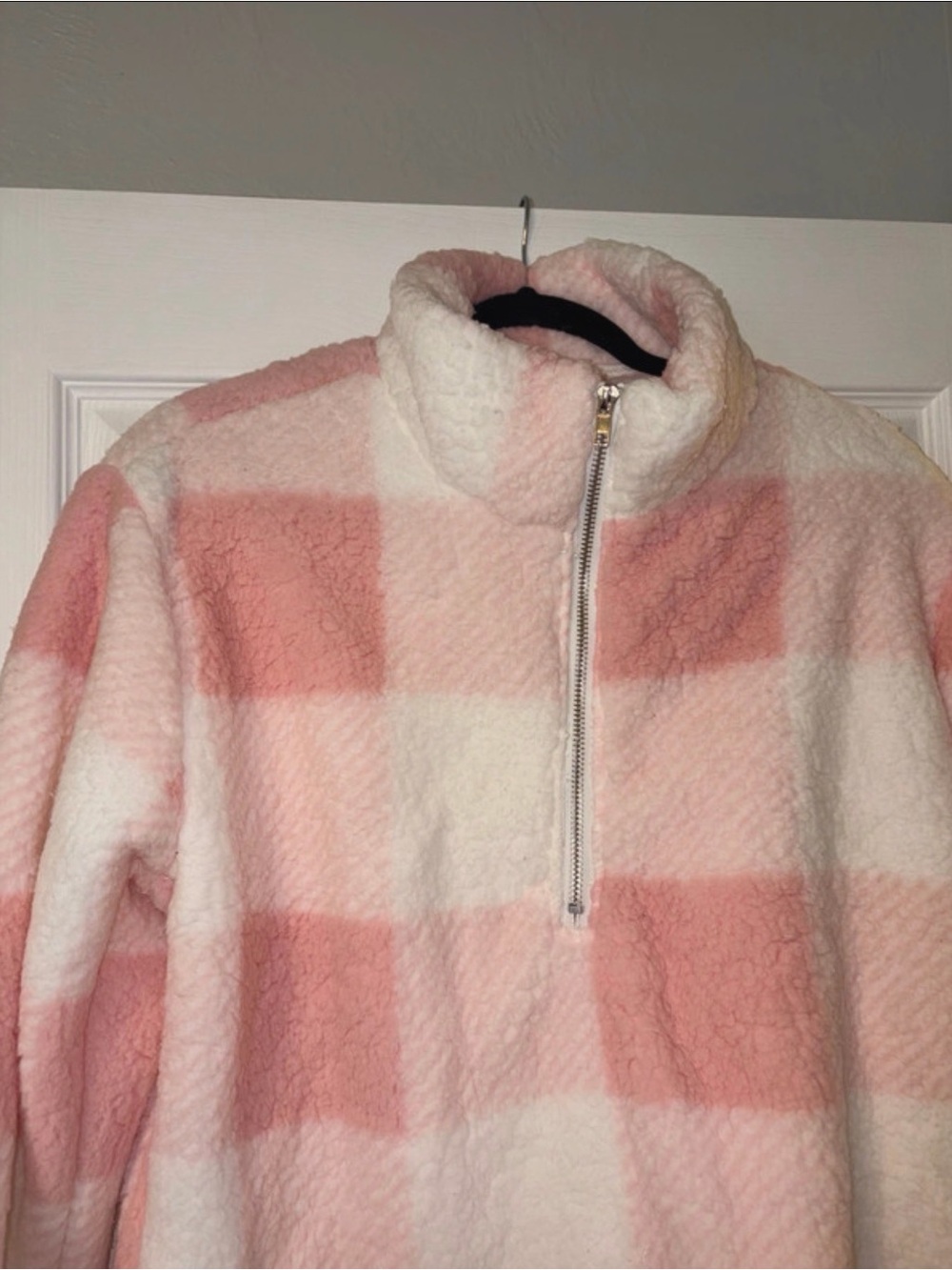 New with tags Women’s Pink & White Check Plush Half-Zip Jacket